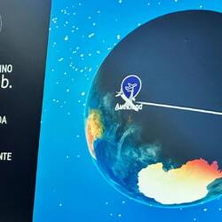 11 Stunden! Aber nach NewYork sind es 16 von Auckland, also jammern wir nicht! 😂