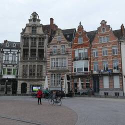 No one here except another couple from the barge
