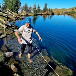Mutig, Erika im kalten Wasser unterwegs!