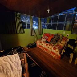 Gemütliches Mehrbettzimmer mit Ausblick