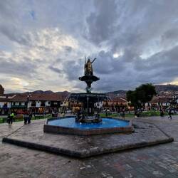 Plaza de Armas mit relatiev neuer Inka-König-Statur