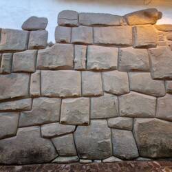 Stein mit 13 Winkeln (mittig unten)