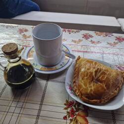 Kaffe aus Konzentrat und Empanada für 2€