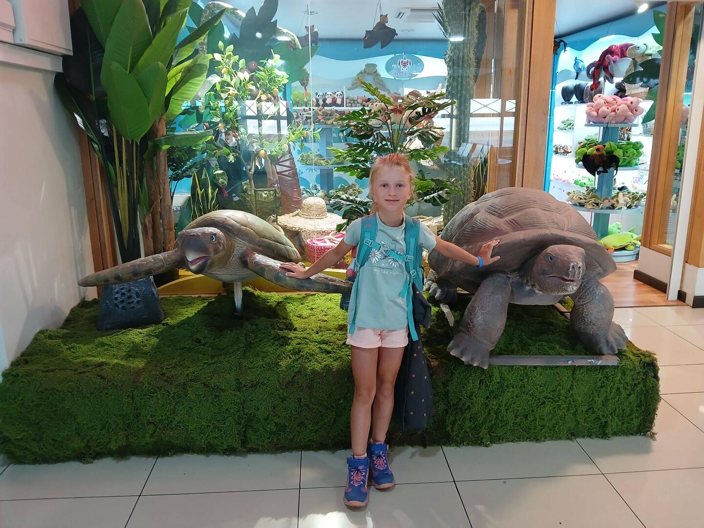 Tessa sagt Tschüss zu ihren neuen Freunden.