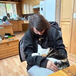 Lea und Suli – eine ruhige Kuschelminute in der Küche.