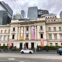 Heel apart hoe tussen al die hoge en moderne gebouwen de oude gebouwen staan