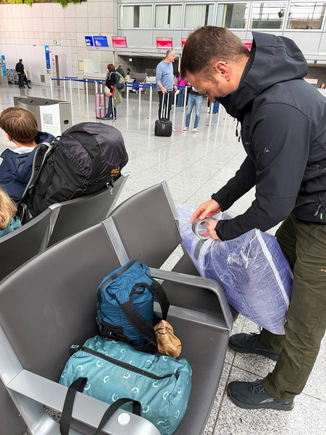 Letze Hilfestellung von Kay, bevor mein Rucksack schon mal in den Flieger verschwindet.
