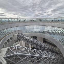 Das Aussichtsdeck mit den Rolltreppen