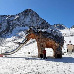 Über die kleinen Öffnungen im Fuß kommt man rein in die Rutsche...