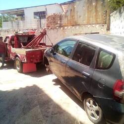 Dem hat ein Schlagloch das Rad zerissen