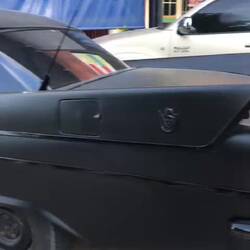 Batmobil mit Heckflosse, die aussieht wie aus einem düsteren Art-déco-Traum.