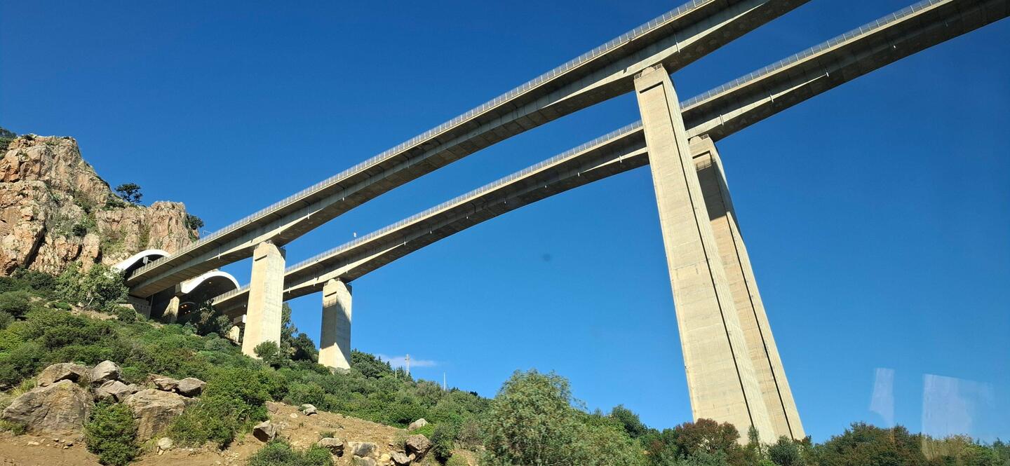 Viele hohe Autobahnen wurden hier gebaut und jede Menge Tunnel