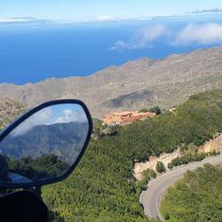 Spiegelbild. Hinten ist La Palma.