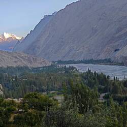 Der Masherbrum mit seinen 7821 m kommt ins Blickfeld.