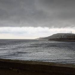 Das Meer und der Himmel werden dunkelgrau