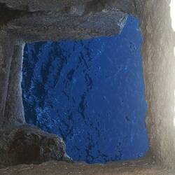 Durch dieses Loch kann man ins Meer springen