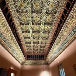 Achtet mal auf den Gang oben an der Decke - im nächsten Bild habe ich reingezoomt 😮