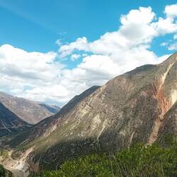 Arriving in the gorge, with lots of cliff colors