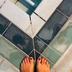 Non i piedi, guarda le fughe!