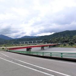 Weg nach Ide an der Strasse entlang