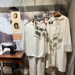 Im Winter wurden weiße Gewänder über der Kleidung zur Tarnung getragen.