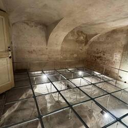 Hier wurden unzählige Menschen erschossen. Aus Respekt darf man nicht auf dem Boden laufen!