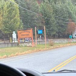 Vorbei am Riverside Centre – ein letzter vertrauter Ort auf unserer Route.