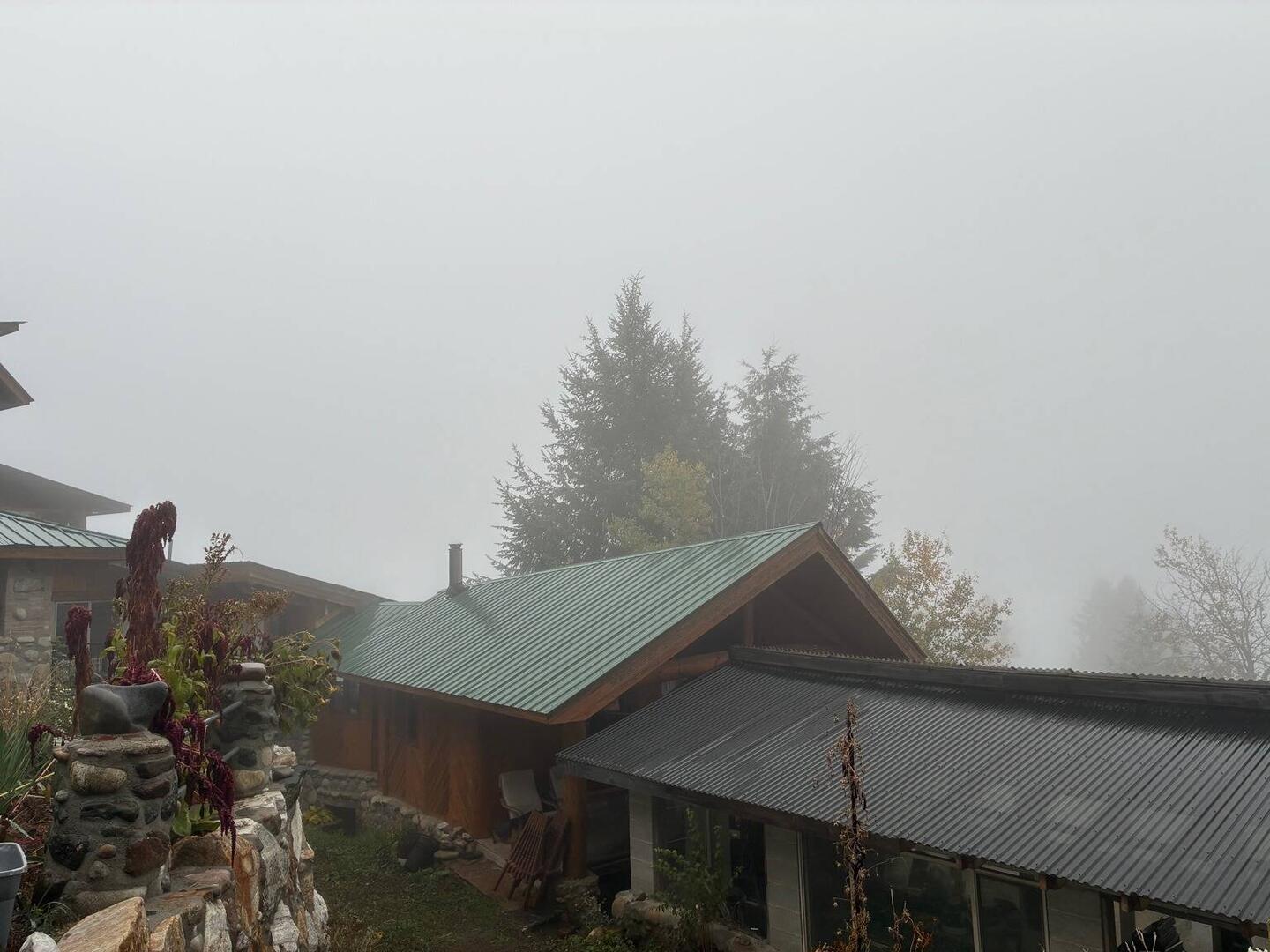 Ein letzter Blick auf Günters und Manons Zuhause, eingehüllt in stillen Nebel.
