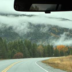 Der Nebel tanzt zwischen den Hügeln, während die Straße uns leise Richtung Kelowna führt.