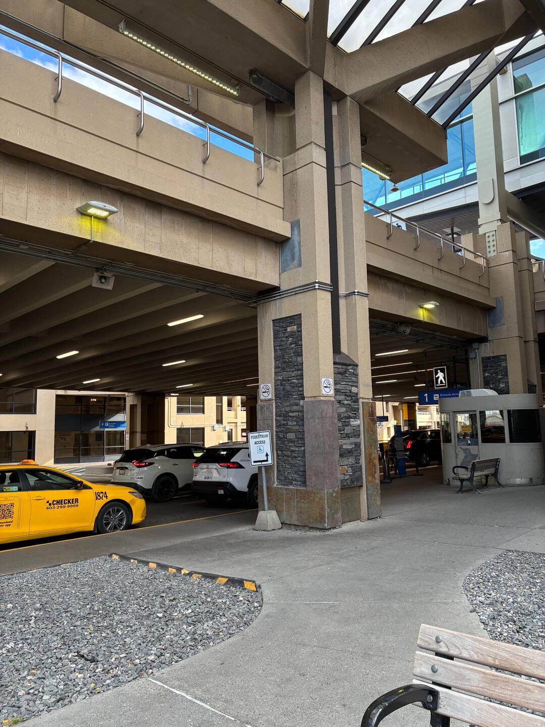 Zwischen Taxen und Parkdeck – Calgary verabschiedet uns mit blauem Himmel.