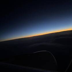 Die Nacht verblasst und ein erster schmaler Lichtstreifen kündigt den neuen Tag an.