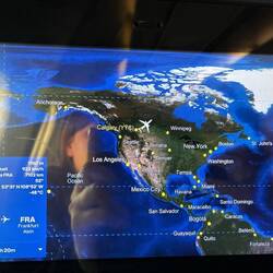 Ein Blick auf die Weltkarte an Bord – Frankfurt rückt langsam näher.