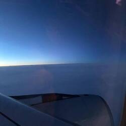 Das Licht verblasst, die Nacht begrüßt uns über den Wolken.