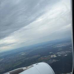 Kurz vor der Landung: Frankfurt erscheint unter einer dichten Wolkendecke.