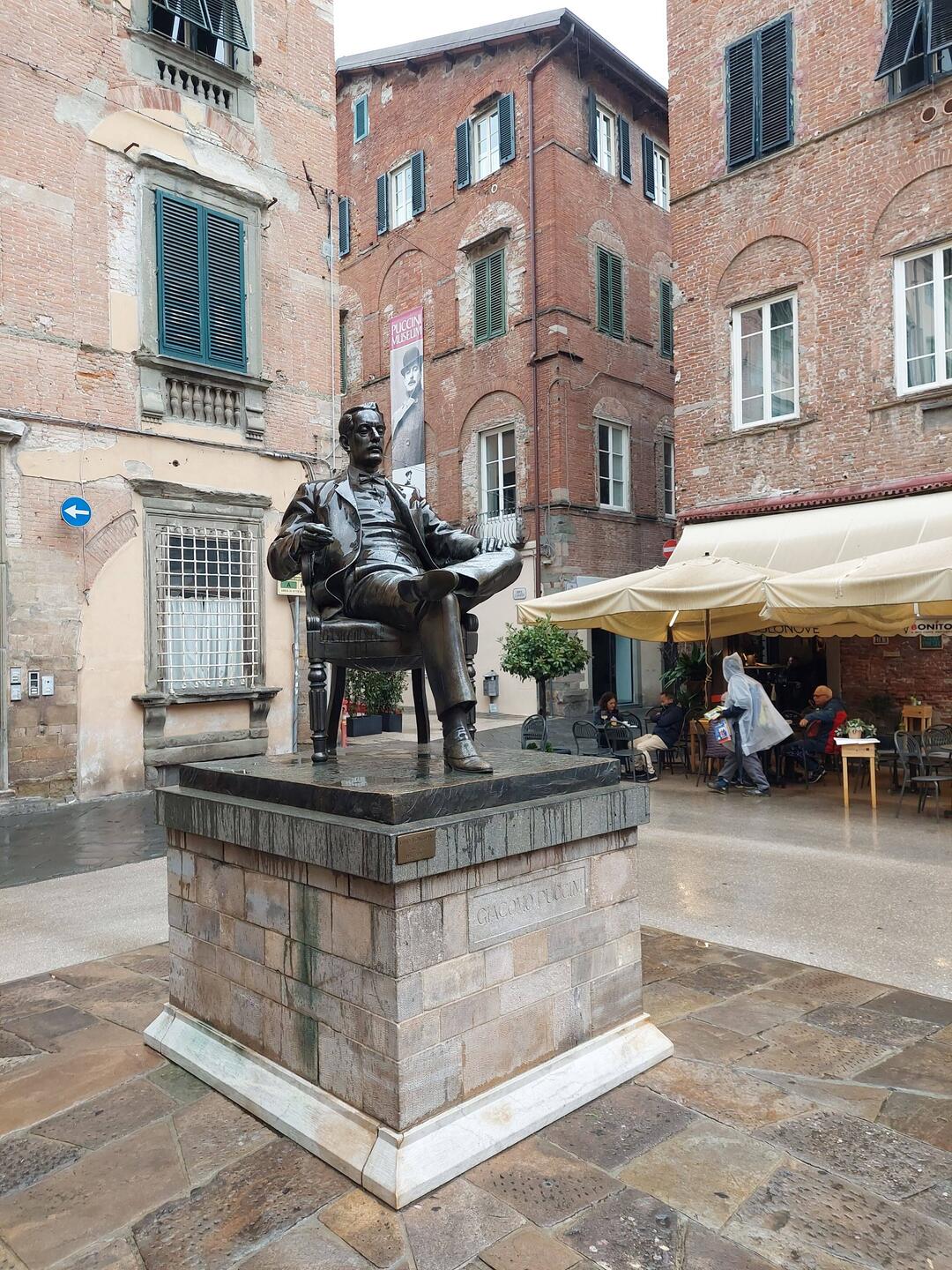 Mit Geburtshaus im Hintergrund