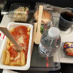 Mittagessen an Bord – Energie für die lange Reise.