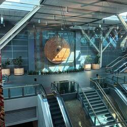 Ankunft in Vancouver – First Nations Kunst im Terminal.