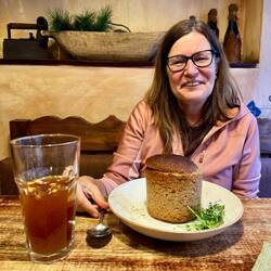Gabi genießt eine leckere Steinpilz Suppe im Brotteig