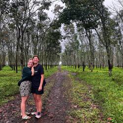 Wir auf der Gummibaumplantage