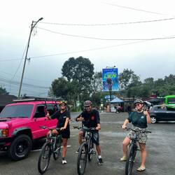 Xenia liebt Fahrradfahren – also gibt's heute eine Fahrradtour durch Ostjava. ☺️ 🚲
