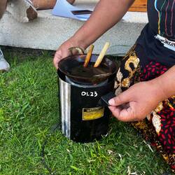 Mit dieser Farbe und kleinen Metallstäbchen malt man dann auf den Stoff