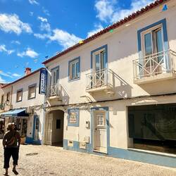 Une petite ville pleine de charme aux façades éclatantes 🤩