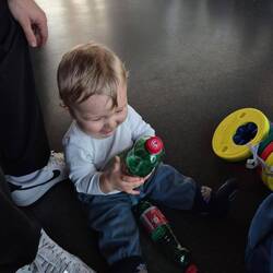 Lieblingsspielzeug: volle oder leere Plastikflaschen