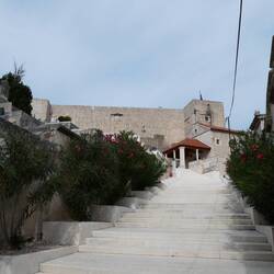 Der Friedhof unterhalb der Festung