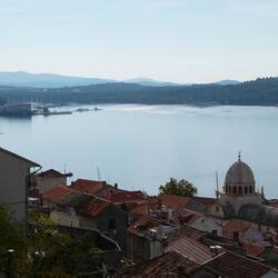 Kathedrale im Vordergrund, unser Hotel links auf der Spitze der Halbinsel