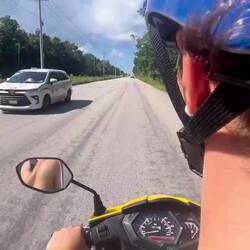 mit dem Scooter aufm Weg zu unserer ersten...