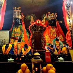 Man would carry a calligraphy brush; Mo a sword. Not easy to tell here. 🧐