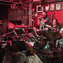 🎼 It's great that we seem to always be able to find jazz clubs. 🎵🎶 Feels more like home. ❤️