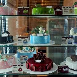 Chinese detail is even present in ice-cream cakes!!