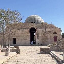 Video of the royal reception building and surrounding ruins